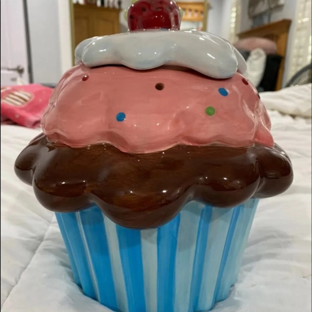 Cupcake cookie jar